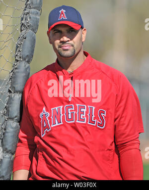 Los Angeles Angeles Albert Pujols verlässt den Batting Cage während des Trainings bei Tempe Diablo Stadion in Tempe, Arizona, 21. Februar 2012. Pujols, ein Stern mit der World Series Champion St. Louis Cardinals letzte Saison, wird jetzt mit den Engeln. UPI/Kunst Foxall Stockfoto