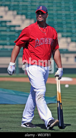 Los Angeles Angels' Albert Pujols Blätter schlagende Praxis vor den Engeln' Cactus League Spring Training Spiel gegen die Los Angeles Dodgers bei Tempe Diablo Stadion in Tempe, Arizona, March 12, 2012. UPI/Kunst Foxall Stockfoto