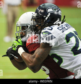 Arizona Cardinals zurück laufen LaRod Stephens-Howling (L) aus Grenzen gezwungen wird von Seattle Seahawks linebacker Richard Sherman (R) an die 4 Yard Linie in der Kardinäle gewinnender Antrieb im vierten Quartal des Cardinals-Seahawks Spiel an der Universität von Phoenix Stadium in Glendale, Arizona, September 9,2012. TheCardinals besiegten die Seahawks 20-16. UPI/Kunst Foxall Stockfoto