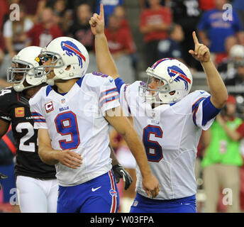 Buffalo Bills Platz kicker Rian Lindell (L) sieht seiner gewinnenden Feld Ziel gehen durch die holme wie sein Inhaber Shawn Powell (R) zeigt an, dass es in den überstunden des Bills-Arizona Kardinäle Spiel gut an der Universität von Phoenix Stadium in Glendale, Arizona am 14. Oktober 2012. Die Rechnungen besiegt die Kardinäle 19-16 in den überstunden. UPI/Kunst Foxall Stockfoto