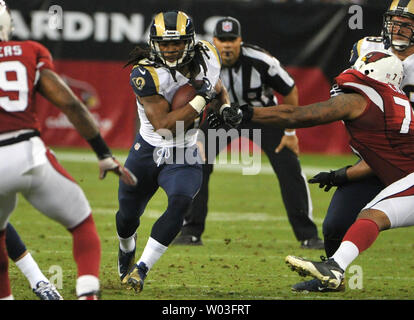St. Louis Rams Daryl Richardson (C) nimmt eine erste, die im dritten Quartal des Rams-Arizona Kardinäle Spiel an der Universität von Phoenix Stadium in Glendale, Arizona, 25. November 2012. Die Rams besiegt die Kardinäle 31-17. UPI/Kunst Foxall Stockfoto