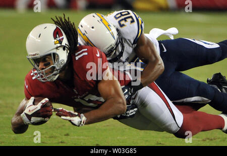 Arizona Cardinals Larry Fitzgerald (11) wird nach San Diego Chargers Marcus Gilchrist (38) Im zweiten Quartal des Cardinals-Chargers preseason Spiel genommen an der Universität von Phoenix Stadium in Glendale, Arizona am 24. August 2013. UPI/Kunst Foxall Stockfoto