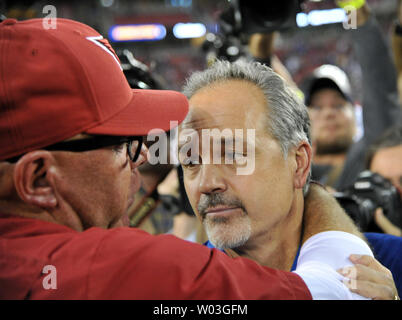 Arizona Cardinals Head Coach Bruce Arianer (L) spricht mit Indianapolis Colts Head Coach Chuck Pagano nach dem Spiel an der Universität von Phoenix 24, 2013. Die Kardinäle besiegten die Colts 40-11. UPI/Kunst Foxall Stockfoto
