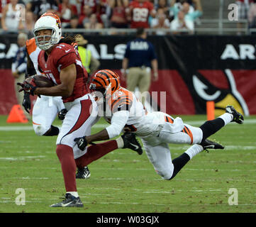 Arizona Cardinals Wide Receiver Larry Fitzgerald (11) Nimmt ein First Down im ersten Quartal des Cardinals-Cincinnati Bengals an der Universität Phoenix Stadium in Glendale, Arizona am 24. August 2014 kommen in der Stop ist Bengals Terence Newman. UPI/Kunst Foxall Stockfoto