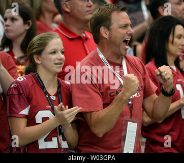 Arizona Cardinals Fans reagieren auf ein Spiel im vierten Quartal des Cardinals-San Francisco 49ers Spiel an der Universität von Phoenix Stadium in Glendale, Arizona am 21. September 2014. Die Kardinäle besiegten die 49ers 23-14. UPI/Kunst Foxall Stockfoto