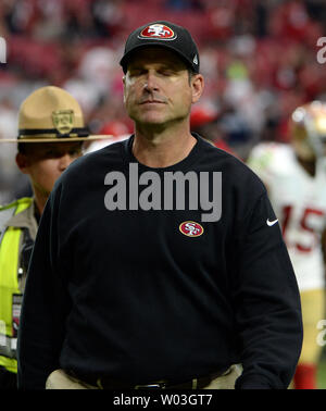 San Francisco 49ers Head Coach Jim Harbaugh das Feld nach 49ers - Arizona Cardinals Spiel an der Universität von Phoenix Stadium in Glendale, Arizona am 21. September 2014 verlässt. Die Kardinäle besiegten die 49ers 23-14. UPI/Kunst Foxall Stockfoto