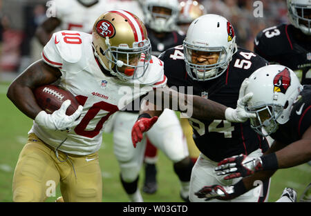 San Francisco 49ers Bruce Ellington (L) durch Arizona Cardinals in den letzten Minuten des Spiels an der Universität von Phoenix Stadium in Glendale, Arizona am 21. September 2014 umgeben ist. Die Kardinäle besiegten die 49ers 23-14. UPI/Kunst Foxall Stockfoto