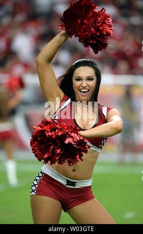 Ein Arizona Cardinals Cheerleader führt im vierten Quartal des Cardinals-San Francisco 49ers Spiel an der Universität von Phoenix Stadium in Glendale, Arizona am 21. September 2014. Die Kardinäle besiegten die 49ers 23-14. UPI/Kunst Foxall Stockfoto