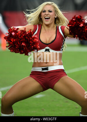 Ein Arizona Cardinals Cheerleader führt im vierten Quartal des Cardinals-San Francisco 49ers Spiel an der Universität von Phoenix Stadium in Glendale, Arizona am 21. September 2014. Die Kardinäle besiegten die 49ers 23-14. UPI/Kunst Foxall Stockfoto