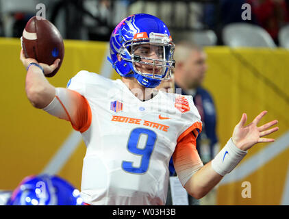 Boise State Broncos quarterback Grant Hedrick wirft einen Pass, als er vor der Fiesta Bowl Spiel gegen die Arizona Wildcats an der Universität von Phoenix Stadium in Glendale, Arizona 31. Dezember 2014 wärmt. UPI/Kunst Foxall Stockfoto