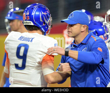 Boise State Broncos Haupttrainer Bryan Harson (R) Hände schüttelt mit quarterback Grant Hedrick vor der Fiesta Bowl Spiel gegen die Arizona Wildcats an der Universität von Phoenix Stadium in Glendale, Arizona 31. Dezember 2014. UPI/Kunst Foxall Stockfoto