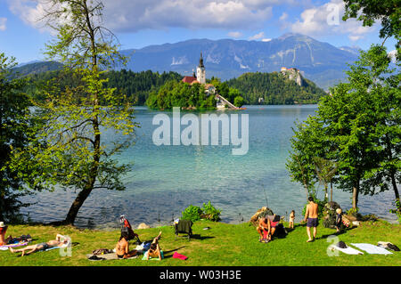 BLED, Slowenien - 15. AUGUST 2013: Menschen, die Ruhe in der Nähe der berühmten Bleder See mit fantastischem Blick auf die Insel mit historischen Kloster Stockfoto