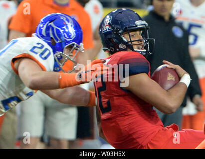 Arizona-wildkatzen quarterback Anu Salomo (R) dreht sich, um zu versuchen, und vermeiden Sie eine im zweiten Quartal der Fiesta Bowl Spiel zwischen den Wildkatzen und die Boise State Broncos an der Universität von Phoenix Stadium in Glendale, Arizona 31. Dezember 2014. UPI/Kunst Foxall Stockfoto