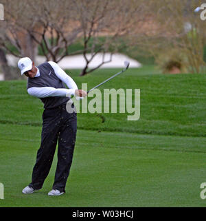 Tiger Woods schlägt seinen zweiten Schuß auf der zehnten Bohrung der zweiten Runde der Abfallwirtschaft Phoenix geöffnet an der Fairmont Scottsdale Princess Golfkurs in Scottsdale, Arizona, 30. Januar 2015. Foto von Kunst Foxall/UPI Stockfoto