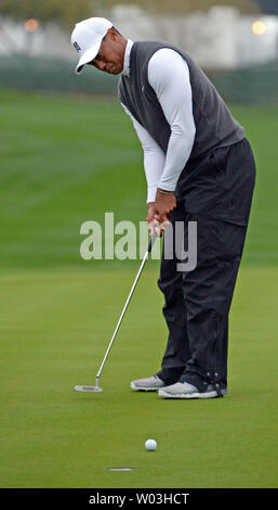 Tiger Woods Uhren seinen Schlag auf der zehnten Bohrung der zweiten Runde der Abfallwirtschaft Phoenix geöffnet an der Fairmont Scottsdale Princess Golfkurs in Scottsdale, Arizona, 30. Januar 2015. Foto von Kunst Foxall/UPI Stockfoto