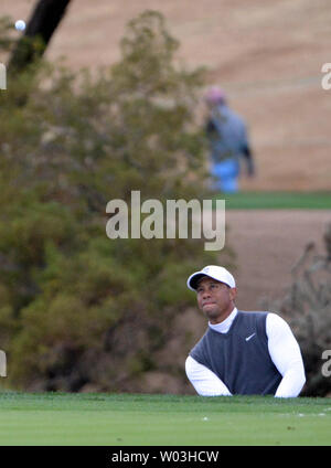 Tiger Woods Uhren sein chip Schuß auf die elfte Loch der zweiten Runde der Abfallwirtschaft Phoenix geöffnet an der Fairmont Scottsdale Princess Golfkurs in Scottsdale, Arizona, 30. Januar 2015. Foto von Kunst Foxall/UPI Stockfoto