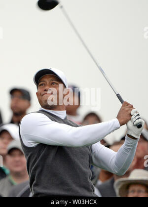 Tiger Woods Uhren sein T-Stück auf die elfte Loch der zweiten Runde der Abfallwirtschaft Phoenix geöffnet an der Fairmont Scottsdale Princess Golfkurs in Scottsdale, Arizona, 30. Januar 2015 erschossen. Foto von Kunst Foxall/UPI Stockfoto