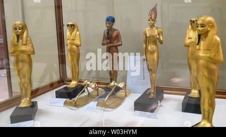 Kairo, Ägypten - September, 26, 2016: Gold Sandalen und kleinen Statuen aus dem Grab des Tutanchamun in Ägypten Stockfoto