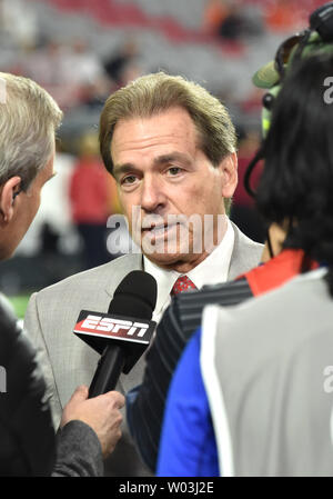 Alabama Crimson Tide Head Coach Nick Saban spricht zu ESPN vor dem Spiel gegen die Clemson Tiger für die College Football Endspiel nationale Meisterschaft 2016 an der Universität von Phoenix Stadium in Glendale, Arizona am 11. Januar 2016. Foto von Jon SooHoo/UPI Stockfoto