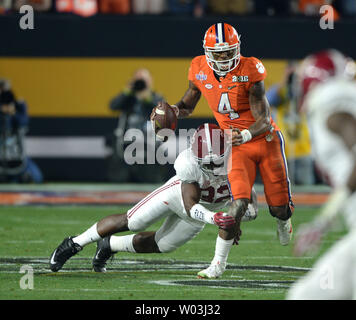 Clemson Tiger quarterback Deshaun Watson ist durch Alabama Rashaan Evans (L) im zweiten Quartal des College Football Endspiel nationale Meisterschaft 2016 an der Universität von Phoenix Stadium in Glendale, Arizona Angriff am 11. Januar 2016. Foto von Jon SooHoo/UPI Stockfoto