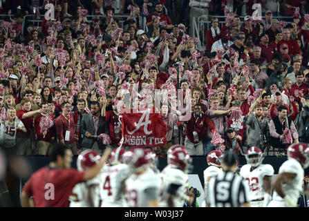 Alabama Crimson Tide Fans jubeln Ihre Mannschaft gegen Clemson Tiger im vierten Quartal des College Football Endspiel nationale Meisterschaft 2016 an der Universität von Phoenix Stadium in Glendale, Arizona am 11. Januar 2016. Foto von Jon SooHoo/UPI Stockfoto