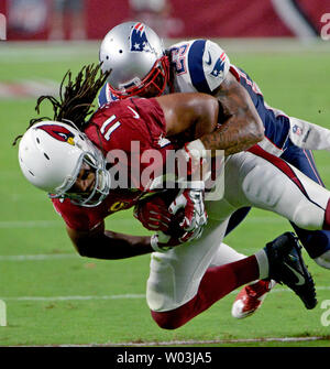 Arizona Cardinals receiver Larry Fitzgerald (11) in Angriff genommen wird, wie er es sich in einem ersten in das zweite Quartal des Cardinals-New England Patriots Spiel nahm an der Universität von Phoenix Stadium in Glendale, Arizona, September 11, 2016. Foto von Kunst Foxall/UPI Stockfoto