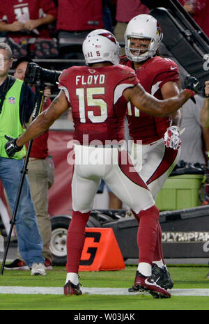 Arizona Cardinals "receiver Larry Fitzgerald (R) gratuliert von Michael Floyd nach Fitzgerald einen Touchdown im zweiten Quartal des Cardinals-New England Patriots Spiel gezählt wurde an der Universität von Phoenix Stadium in Glendale, Arizona, September 11, 2016. Foto von Kunst Foxall/UPI Stockfoto