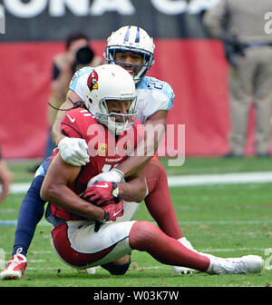 Arizona Cardinals" Larry Fitzgerald (11) wird von Tennessee Titans" Logan Ryan im zweiten Quartal an der Universität von Phoenix Stadium in Glendale, Arizona 10. Dezember 2017 in Angriff genommen. Foto von Kunst Foxall/UPI Stockfoto