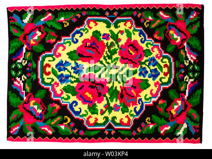 Bunte vintage handgefertigten Teppich mit geometrischen Formen und Motive der traditionellen von Maramures Region Rumänien isoliert auf einem weißen Hintergrund. Stockfoto