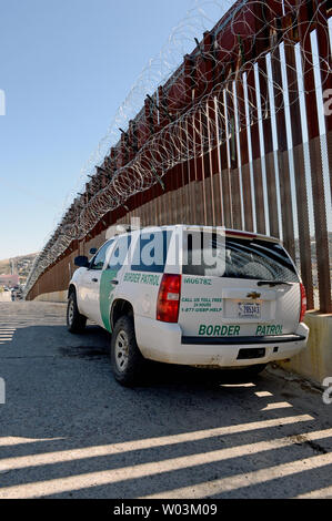 Ein United States Border Patrol Fahrzeug sitzt im Schatten der Grenzzaun jetzt geschmückt mit Stacheldraht in Richtung Osten entlang der United States-Mexico Grenze in Nogales, Arizona am 8. Februar 2019. Die Arizona Stadt hat Bundesbeamte bestellt den Stacheldraht zu entfernen. Foto von Kunst Foxall/UPI Stockfoto