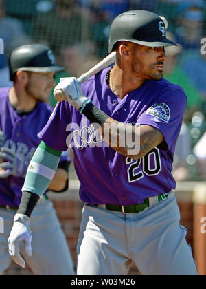 Colorado Rockies Ian Desmond (R) wartet auf Plattform für seine Umdrehung bei bat im ersten Inning des Rockies-Chicago Jungspiel am Sloan Park in Mesa, Arizona am 17. März 2019. Foto von Kunst Foxall/UPI Stockfoto