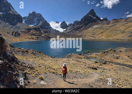 Atemberaubende Bergkulisse am Chiar Khota See und Condoriri Basecamp entlang der Cordillera Real Traverse, Bolivien Stockfoto