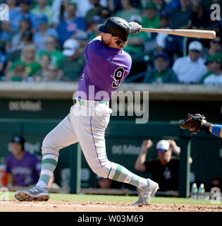 Colorado Rockies Designated Hitter Daniel Murphy einen home run im vierten Inning Erfolge gegen die Chicago Cubs am Sloan Park in Mesa, Arizona am 17. März 2019. Die Rockies besiegten die Jungen 7-2. Foto von Kunst Foxall/UPI Stockfoto