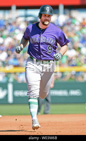 Colorado Rockies Daniel Murphy runden die Grundlagen, nachdem er einen home run im vierten Inning gegen die Chicago Cubs am Sloan Park in Mesa, Arizona am 17. März 2019. Die Rockies besiegten die Jungen 7-2. Foto von Kunst Foxall/UPI Stockfoto