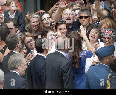 Prinz William's Frau Kate, die Herzogin von Cambridge, Wellen, die für die Öffentlichkeit in Quebec City Hall während ihrer Royal tour in Quebec City, Quebec, 3. Juli 2011. UPI/Heinz Ruckemann Stockfoto