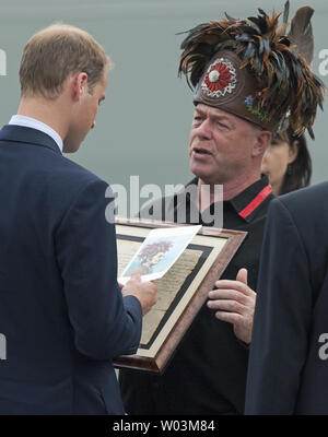 Prinz William erhält ein Geschenk von einem ersten Nationen Würdenträger, wie er und seine Frau Kate, der Herzog und die Herzogin von Cambridge, die hmcs Montreal nach dem Morgengebet auf dem Deck während ihrer Royal tour in Quebec City, Quebec, 3. Juli 2011 13.00. Die Royals hatte die Nacht auf dem Schiff verbracht, die St. Lawrence River Kreuzfahrt. UPI/Heinz Ruckemann Stockfoto