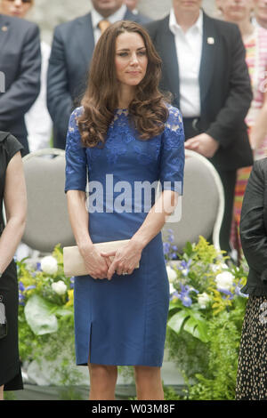 Kate, die Herzogin von Cambridge, Uhren ihr Ehemann Prinz William die Ehrengarde bei Quebec City Hall während ihrer Royal tour in Quebec City, Quebec, 3. Juli 2011 prüfen. UPI/Heinz Ruckemann Stockfoto