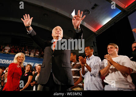 Vermutliches republikanisches Präsidentenkandidat Senator John McCain (R-AZ) Wellen der Gast nach einem Town hall Meeting am 31. Juli eingeführt werden, 2008 in Racine, Wisconsin. Neue Umfragen zeigen, McCain in ist auf seinem demokratischen Rivalen Senator Barack Obama (D-IL) in Ohio und Florida schließen. (UPI Foto/Brian Kersey) Stockfoto