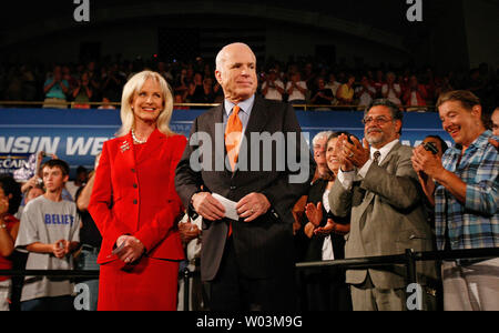 Vermutliches republikanisches Präsidentenkandidat Senator John McCain (R-AZ) steht mit seiner Frau Cindy (L) vor einem Town hall Meeting am 31. Juli eingeführt werden, 2008 in Racine, Wisconsin. Neue Umfragen zeigen, McCain in ist auf seinem demokratischen Rivalen Senator Barack Obama (D-IL) in Ohio und Florida schließen. (UPI Foto/Brian Kersey) Stockfoto