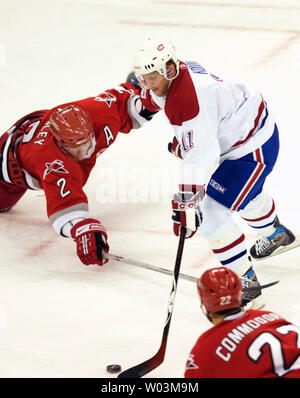 Glen Carolina Hurricanes' Wesley (2) Tauchgänge Montreal Canadiens" Saku Koivu (11) während der zweiten Periode im RBC Center in Raleigh, North Carolina, am 2. November 2006 zu blockieren. (UPI Foto/Grant Halverson) Stockfoto