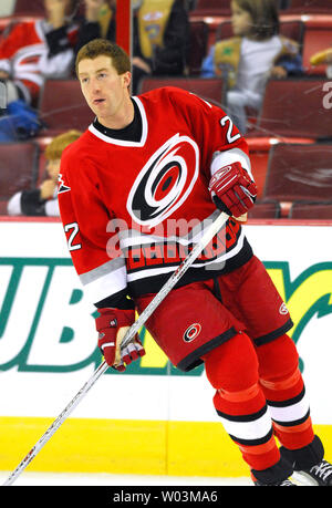 Mike Carolina Hurricanes' Commodore (22) nach dem Aufwärmen vor dem Spiel gegen die Washington Capitals Im RBC Center in Raleigh, North Carolina, am 9. November 2006. (UPI Foto/Grant Halverson) Stockfoto