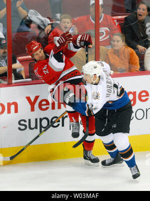 Washington Capitals' Shaone Morrisonn (26) überprüft, Carolina Hurricanes' Andrew Hutchinson (28) während der dritten Periode in der RBC Center in Raleigh, North Carolina, am 9. November 2006. Carolina gewonnen 5-0. (UPI Foto/Grant Halverson) Stockfoto