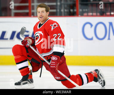 Mike Carolina Hurricanes' Commodore (22) nach dem Aufwärmen vor dem Spiel gegen die Buffalo Sabres in der RBC Center in Raleigh, North Carolina, am 13. November 2006. (UPI Foto/Grant Halverson) Stockfoto