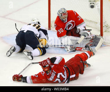 Cam Carolina Hurricanes' Ward (30) Hält einen Schuss von Buffalo Sabres' Daniel Briere (48) als Mike Carolina Hurricanes' Commodore (22) stürzt auf das Eis während der dritten Periode in der RBC Center in Raleigh, North Carolina, am 13. November 2006. Buffalo gewann 7-4 (UPI Foto/Grant Halverson) Stockfoto