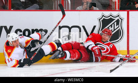 Florida Panthers" Gregory Campbell (11) kollidiert mit Glen Carolina Hurricanes' Wesley (2) Während der ersten Zeit im RBC Center in Raleigh, North Carolina, am 26. Dezember 2006. (UPI Foto/Grant Halverson) Stockfoto