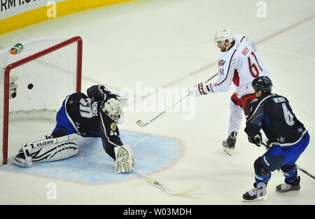 Das Team von Staal Rick Nash der Columbus Blue Jackets Kerben auf der Team Lidstrom Tim Thomas von den Boston Bruins in der dritten Periode des NHL All-Star Game 2011 in Raleigh, North Carolina, am 30. Januar 2011. UPI/Kevin Dietsch Stockfoto