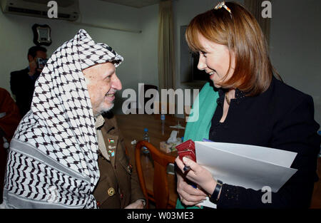 Der Palästinenserführer Jassir Arafat trifft sich mit baroness Simon, der britische Minister für auswärtige Angelegenheiten des Nahen Ostens, in seinem Büro in Ramallah im Westjordanland Januar 21, 2004. (UPI Foto/Omar Rashidi) Stockfoto