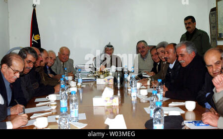 Der Palästinenserführer Jassir Arafat trifft sich mit seinem Vorstand und Fraktionsvorsitzenden in Ramallah am 18. Dezember 2003. (UPI Foto/Omar Rashidi/Palästinensische Behörde) Stockfoto