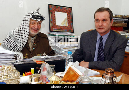 Der Palästinenserführer Jassir Arafat trifft sich mit Russischen Vertreter zu den PNA Alexi Bugudin auf seine Büros in Ramallah, West Bank, am 15. April 2004. (UPI Foto/Hussein Hussein/Palästinensische Behörde) Stockfoto