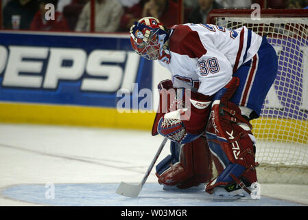 Montreal Canadiens goalie Cristobal Huet sieht, um das Eis nach der Carolina Hurricanes ein Tor im ersten Spiel der ersten Runde der NHL-Playoffs im RBC Center in Raleigh, N.C. am 22. April 2006. (UPI Foto/Nell Redmond) Stockfoto